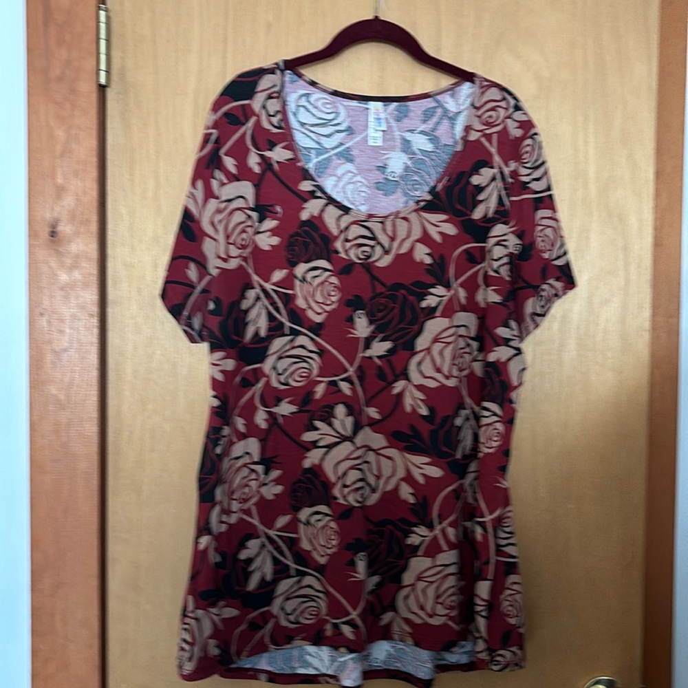 LuLaRoe | Red and beige Roses Floral GiGi Top Size 3XL